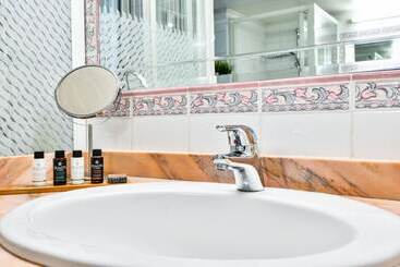 관광객 아파트 Groovy Apartment By The Sea With Garden