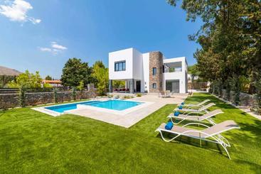 Villa Summer Light