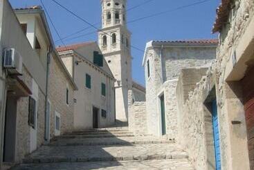 ツーリストアパートメント Murter Voltera