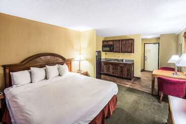 هتل Clarion Inn Fort Wayne