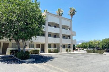 호텔 D Lins Ontario Airport