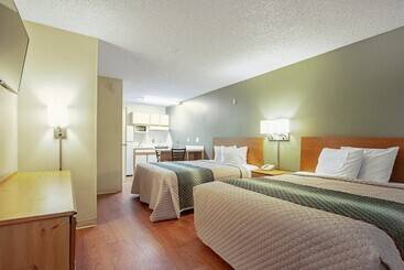 ホテル Hometowne Studios By Red Roof Phoenix   Dunlap Ave