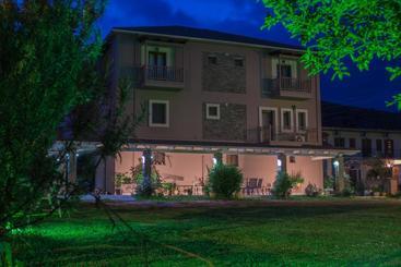 בית מלון כפרי Akrolimnion