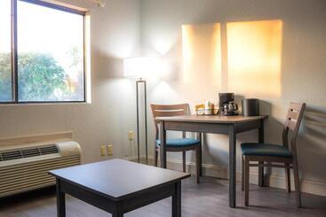 בית מלון כפרי Admiral's Inn On Tybee Island