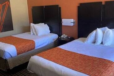 هتل Howard Johnson By Wyndham Historic Lake Charles