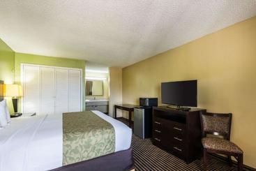 هتل Rodeway Inn Alexandria
