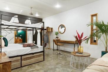 הוסטל The Space Jungle Oasis