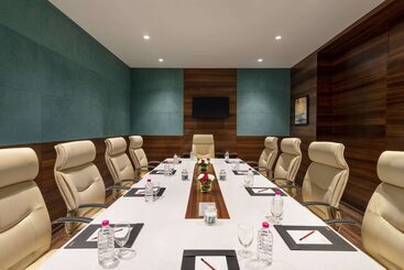 בית מלון כפרי Ramada By Wyndham Gandhidham Shinay