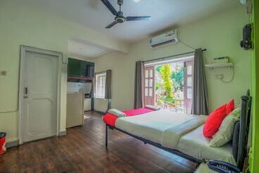 هتل Jarrs Renton Manor