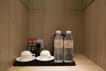 هتل Lumut Waterfront Apartment