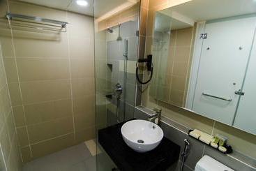 هتل Lumut Waterfront Apartment