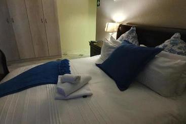 تختخواب و صبحانه Falling Waters Guest House