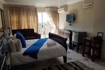تختخواب و صبحانه Falling Waters Guest House