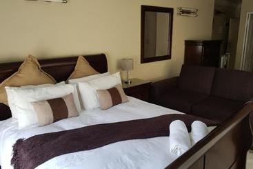 تختخواب و صبحانه Falling Waters Guest House