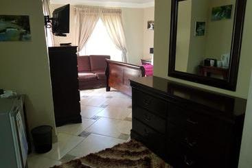 تختخواب و صبحانه Falling Waters Guest House