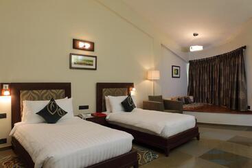 فندق Gulmohar Greens   Golf & Country Club