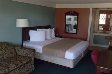 בית מלון כפרי Westwoods Inn and Suites