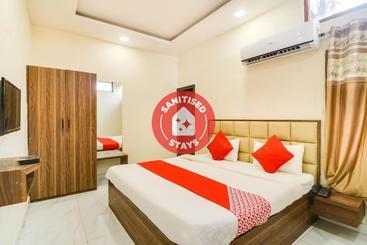 فندق Adarsh By Oyo Rooms