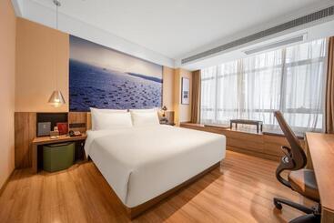 Atour Hotel High Speed Railway Station Maoming