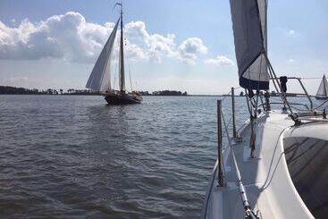 مبيت وإفطار Mid83