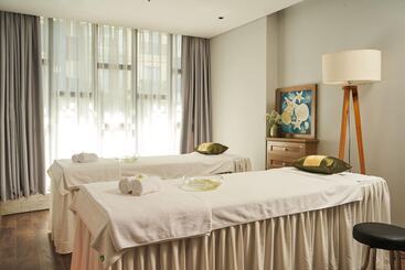 Sofiana My Khe Hotel & Spa  Rooftop Pool Bar