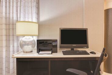 هتل Days Inn By Wyndham Gainesville Florida