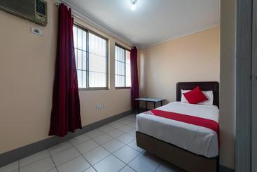 בית מלון כפרי Oyo 239 Tayuman Commercial Center