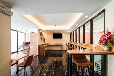 فندق Roomquest Sukhumvit 36 @ Bts Thonglor