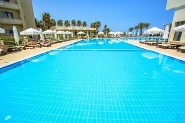 هتل Vuni Palace Luxury Resort & Beach & Casino