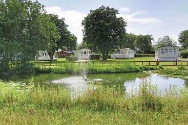 אתר נופש Fir Trees Caravan Park