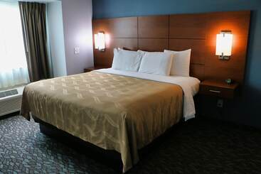 בית מלון כפרי Quality Inn & Suites Watertown Fort Drum