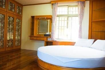 پانسیون Pine Garden Family Villa