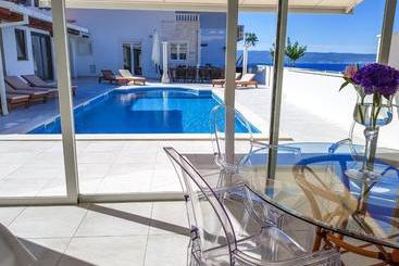 آپارتمانهای توریستها Villa The White Villa