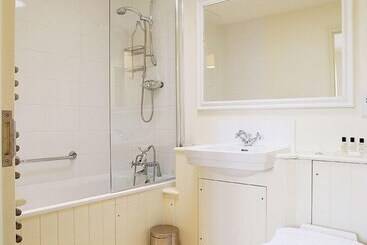 茅舍 Little Scarlet