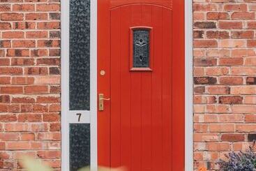 تختخواب و صبحانه Home Farm & Lodge