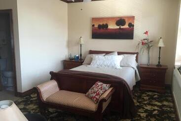 بنسيون Caldwell Messenger Suites