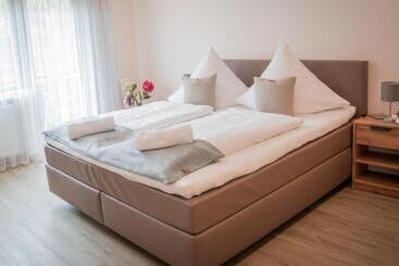 بنسيون Weingut Erich Serwazi