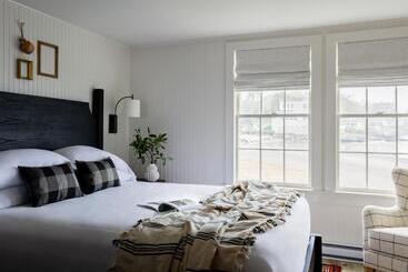 酒店 Bluebird Ocean Point Inn