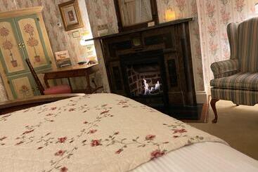 Отель The Oaks Victorian Inn
