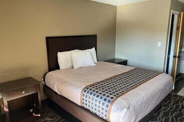 فندق على الطريق Westbridge Inn And Suites