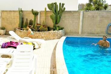 بنسيون Golden Tower Pensión Auto Check In