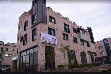 We Home Guesthouse   Hostel