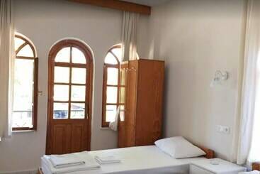 تختخواب و صبحانه Arsen