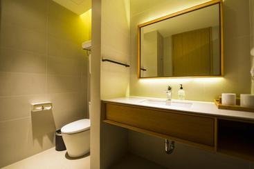 هتل Ji  Yantai Binhai Plaza