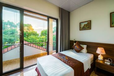 هتل The Little Village