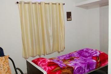تختخواب و صبحانه Mayurapriya Inn