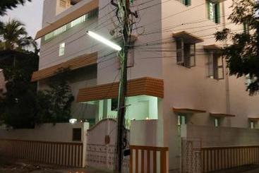 تختخواب و صبحانه Mayurapriya Inn