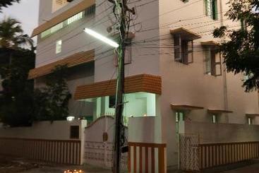 تختخواب و صبحانه Mayurapriya Inn