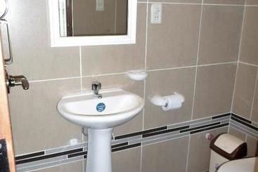 پانسیون Hostal Kurmi   Coroico