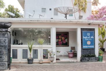 בית מלון כפרי Oyo 2359 Bayfront Karnadia